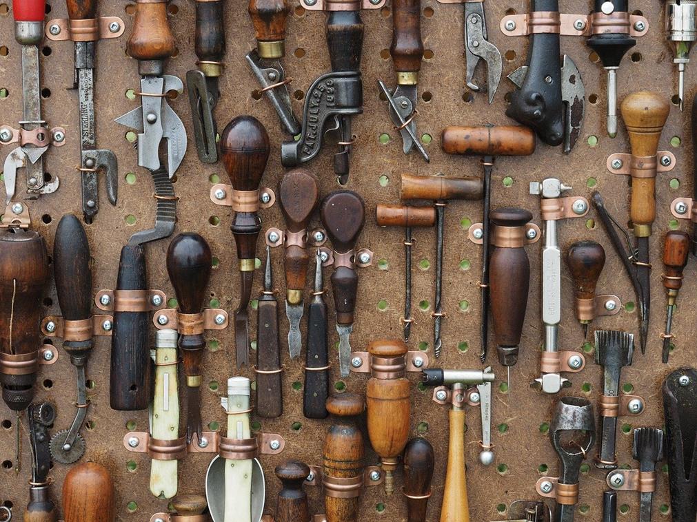 Attirail d'outils anciens nécessaires aux métiers de la création manuelle outillée (pince, marteau, poinçon, etc.)