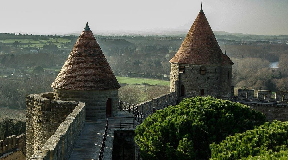 Tours et remparts de la cité de Carcassonne (vue depuis le chemin de ronde)