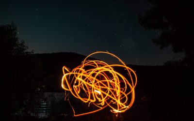 Des bustes modelés les yeux bandés à découvrir dans le noir