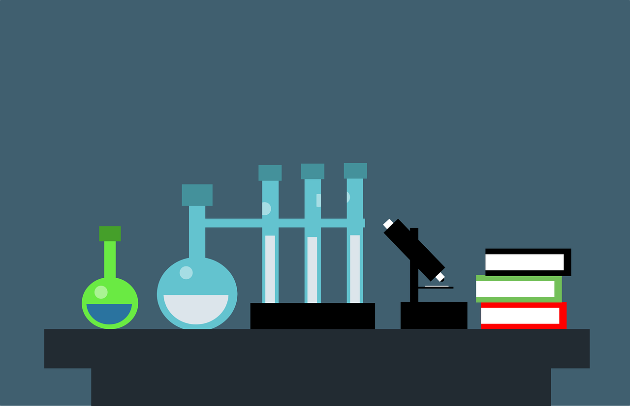 Dessin représentant, sur fond gris-bleu, une table de chercheur: en couleurs pop, un bécher vert fluo, des éprouvettes reliées à une expériences comme phosphorescente, un microscope et des livres empilés.