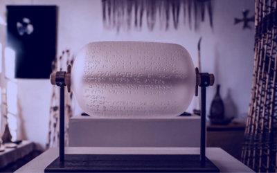 Sculpter à froid des textes en braille dans du verre: un travail au petit point!