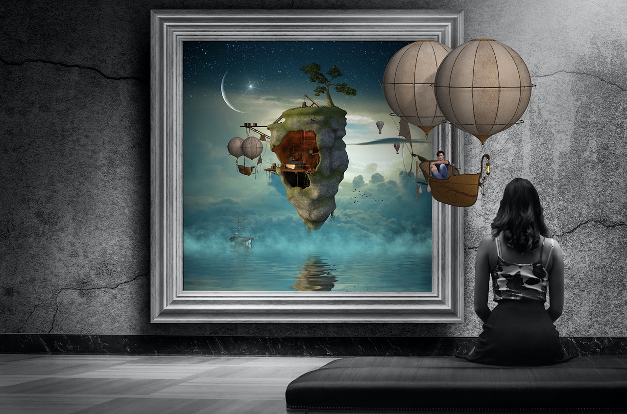 Photographie retouchée par des mises en scène numériques. Dans un musée, une femme est assise, de dos, sur un banc, devant un tableau. L'ensemble est en noir et blanc sauf le tableau. Celui-ci représente le dessin d'un monde fantastique et onirique d'une sorte d'île suspendue dans le ciel, au-dessus d'un lac bordé par une forêt. L'île est entourée de vaisseaux volants comme des dirigeables à l'ancienne. L'un d'eux, composé de deux ballons et une barque, sort du tableau et se dirige vers la femme avec un passager à son bord.