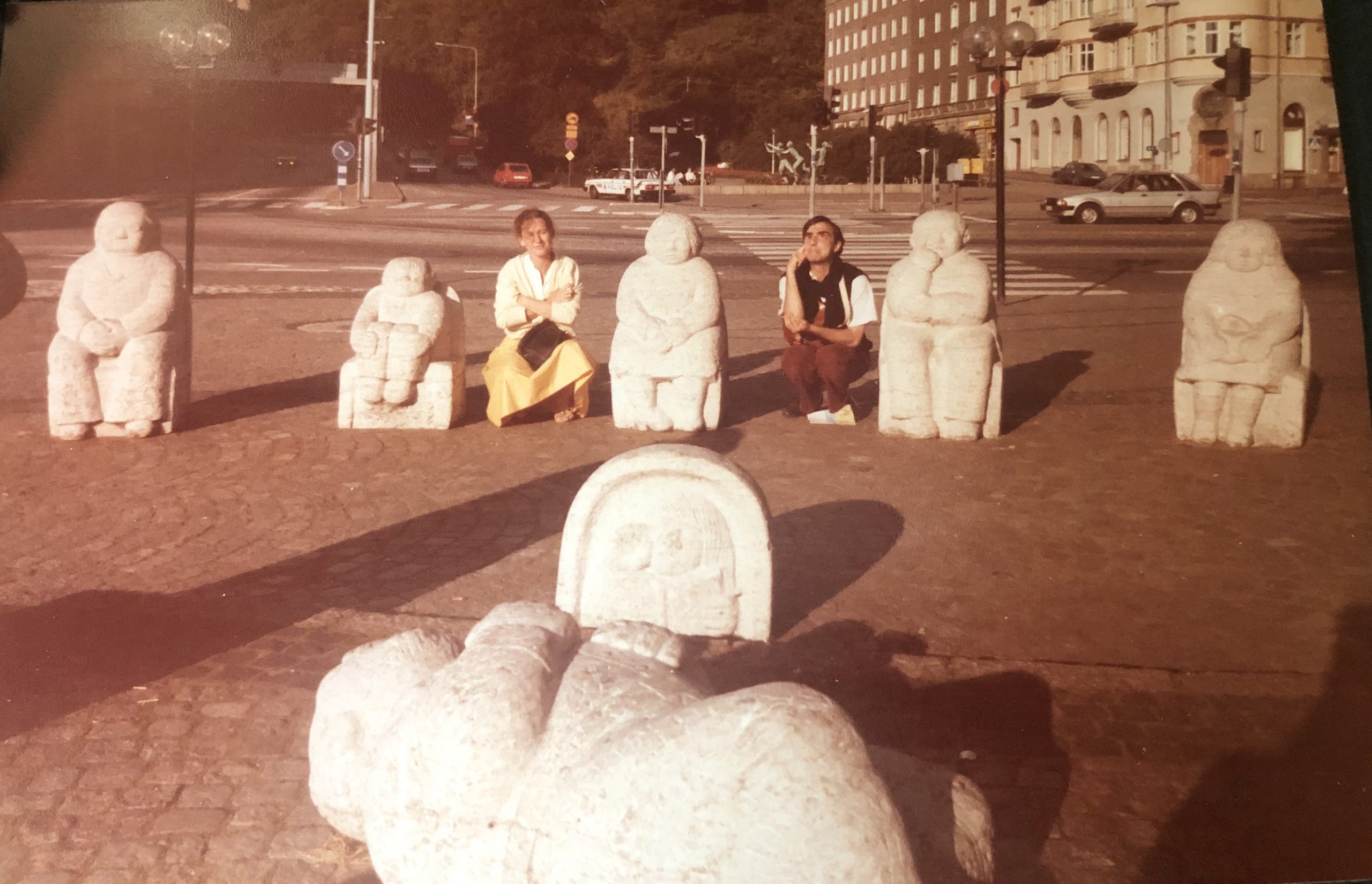 Une photographie en sépia d'une statue dans une rue de Elseneur, au Danemark. Dans le décor de cette ville, cette œuvre représente une scène de Hamlet en train de se jouer, devant un public. La statue est en trois parties. Au premier plan, l'acteur sur scène, allongé. Au milieu de la photo et face à lui, une autre statue figurant le trou du souffleur. En troisième plan, le public est personnifié par cinq statues assises face à la scène. Tout cela dans un style un peu naïf (les personnages sont ronds et stylisés). Deux humains - une femme et un homme - se sont intercalés entre les trois statues du milieu du public, mimant leur posture comme s'ils faisaient partie, et du public de la pièce, et de la sculpture elle-même.