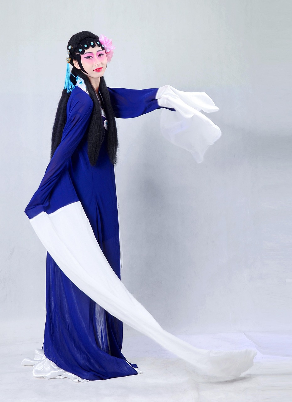 Sur fond blanc, l'une des artistes de l'opéra de Pékin pose, souriante et en mouvement dans son costume de scène. Fardée et coiffée (longs cheveux partant d'une frange habillée de perles et bordés de fleurs), elle se tient de profil et balance ses bras lentement d'avant en arrière (le bras gauche est saisi en l'air à l'horizontale, le droit en une diagonale vers le bas, le long de son corps). Ses manches sont tellement longues et étroites qu'elles recouvrent entièrement ses mains et trainent sur le sol, comme si les manches d'une immense chemise dépassaient de son kimono uni bleu nuit. Les manches fouettent ainsi légèrement l'air.
