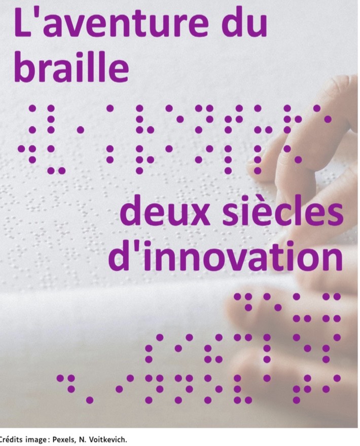 Affiche de l'évènement écrite en braille et en noir sur fond de doigts qui lisent du braille.