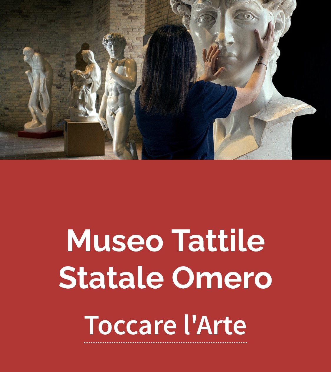 Capture d'écran de la page d'accueil du site du Musée. une photographie d'une visiteuse, de dos, en train de toucher une des statues citées dans l'articles ; en fond, la galerie avec les autres oeuvres citées. En-dessous, une bannière avec le nom du musée et leur slogan: "Toccare l'Arte".