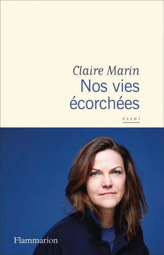 Couverture du livre. Sur fond blanc, en écriture bleue, le titre et le nom de l'autrice. Dans la moitié inférieure, un portrait de l'autrice, de face, sur fond bleu. Elle a la peau blanche, des yeux bleus et des cheveux châtains mi-longs. Elle porte elle-même une polaire et un t-shirt bleus.